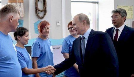 Владимир Путин учредил в России День добровольца