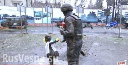 На Украине скульптуру девочки, благодарящей «атошника» яблоком, нарядили в «патриотический» костюм (ФОТО, ВИДЕО)