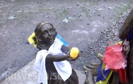 На Украине скульптуру девочки, благодарящей «атошника» яблоком, нарядили в «патриотический» костюм (ФОТО, ВИДЕО)