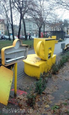 Типичная Украина: в Киеве разворотили все скамейки с бесплатным Wi-Fi (ФОТО)