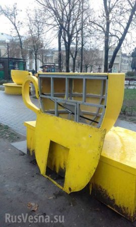 Типичная Украина: в Киеве разворотили все скамейки с бесплатным Wi-Fi (ФОТО)