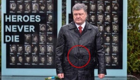 СМИ расскрыли секрет странного предмета под плащом Порошенко