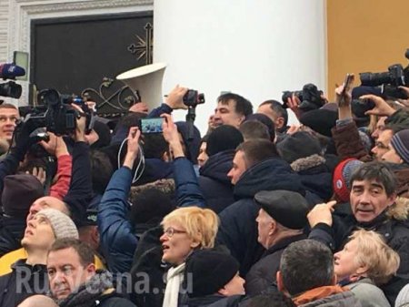 МОЛНИЯ: Саакашвили вырвался из микроавтобуса (+ВИДЕО, ФОТО)