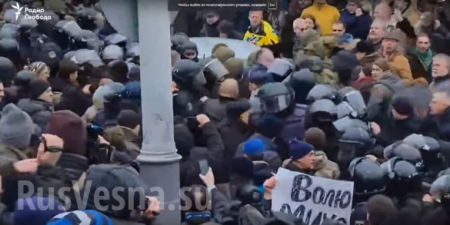МихоМайдан: в центре Киева — новые стычки полиции и протестующих, растут баррикады (ФОТО, ВИДЕО)