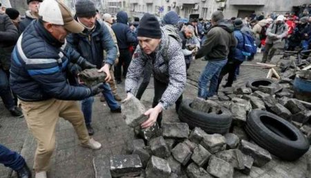 Аура Нового года по-киевски: Появилось видео сооружения баррикад в центре украинской столицы