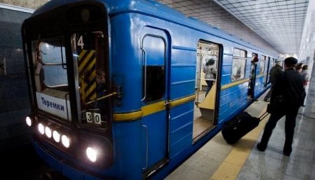 Форсаж по-украински: В Киеве голый мужчина пытался угнать поезд метро (ВИДЕО)