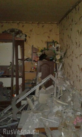 Дыра в стене: снаряд ВСУ попал в квартиру в ходе ночного обстрела Горловки (+ВИДЕО, ФОТО, ОБНОВЛЕНО)