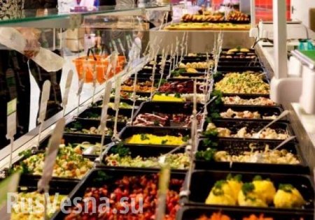 Голодный украинец съел в туалете супермаркета украденный салат и отказался платить