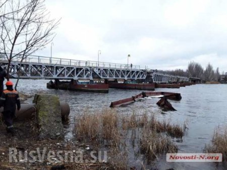 Согнуло зигзагом: в Николаеве мост оторвался от берега (ФОТО, ВИДЕО)