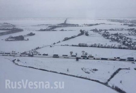 Глава Нацполиции Украины, прилетев разбираться с пробками, окончательно заблокировал движение на трассе (ФОТО, ВИДЕО)