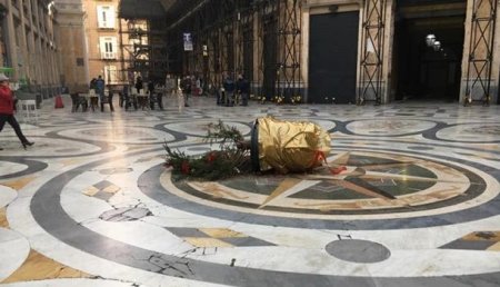 В Неаполе украли новогоднюю елку из торгового центра