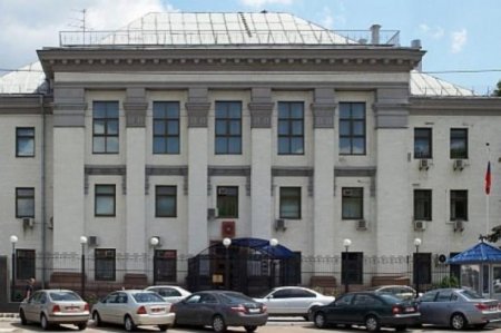 Фотофакт: хотя российского флага нет над посольством РФ, он есть перед центральным офисом компании «Рошен»
