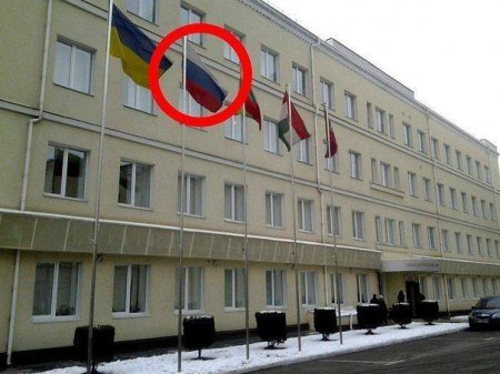 Фотофакт: хотя российского флага нет над посольством РФ, он есть перед центральным офисом компании «Рошен»