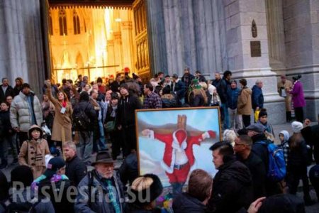 У собора в центре Нью-Йорка появился распятый Санта-Клаус (ФОТО)
