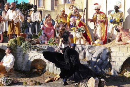 Появились фото, как украинка схватила статую Иисуса в центре Ватикана
