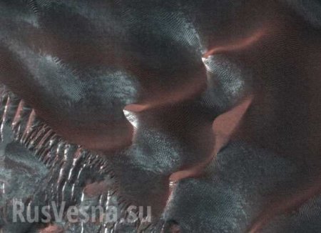«Новогодний» Марс в снегу из углекислого газа — необычные кадры (ФОТО)