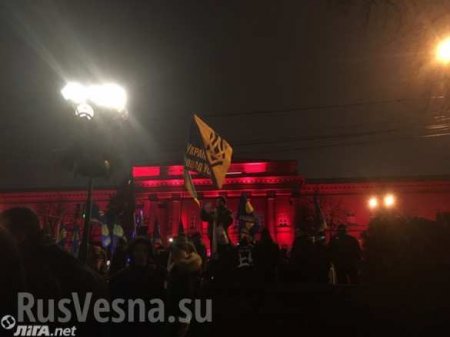 Украинские неонацисты проводят марши в честь Бандеры (ФОТО, ВИДЕО)