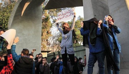 В Иране протестующий расстрелял полицейских
