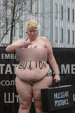 В Киеве активистка Femen в образе Трампа разделась возле посольства США (ФОТО)