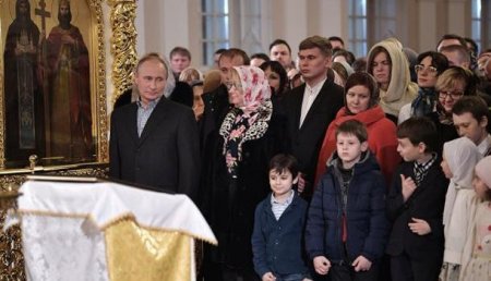 Владимир Путин передал икону храму в Санкт-Петербурге, где встречал Рождество