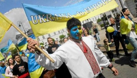 Из практических соображений: В Польше на заводе украинских работников обязали носить сине-желтую униформу
