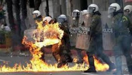 Протестующие взяли штурмом министерство труда в Греции