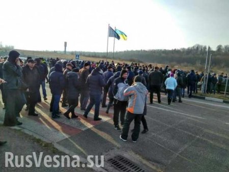 Беспорядки на украинско-польской границе: митингующие перекрыли подходы к КПП (ФОТО, ВИДЕО)