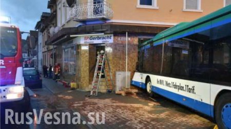 В Германии школьный автобус въехал в стену жилого дома, десятки пострадавших (ФОТО)