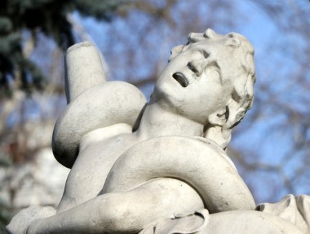 Стоял без вышиванки?: В Одессе изуродовали скульптуру Лаокоона