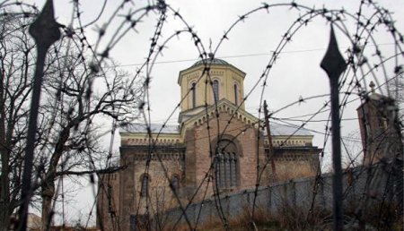 Посол: Запад не замечает проблему разрушения сербских церквей в Косово