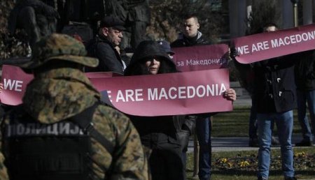 Перед парламентом Македонии демонстративно сожгли флаг НАТО