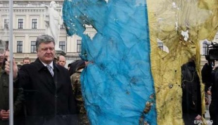 Небольшой штраф: В Польше наказали трех человек, которые вытерли ноги об украинский флаг