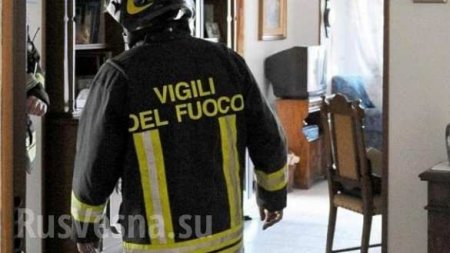 В Италии спасателям пришлось вызволять застрявшую в диване женщину