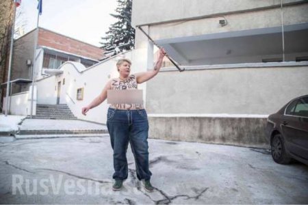 Ошибочка вышла: Участница Femen разделась не у того посольства (ФОТО)