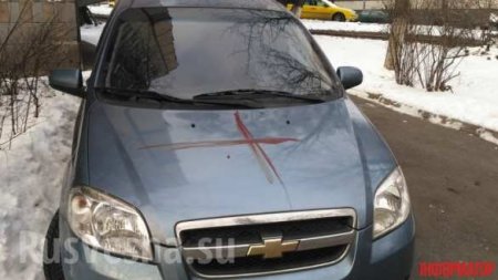 В Киеве африканец собственной кровью рисовал кресты на автомобилях и стенах (ФОТО)