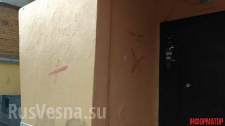 В Киеве африканец собственной кровью рисовал кресты на автомобилях и стенах (ФОТО)