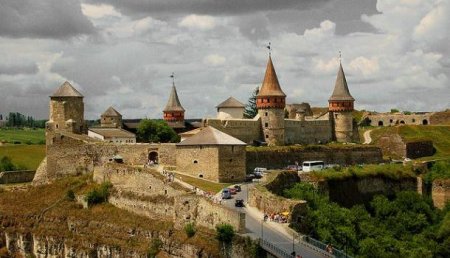 В западноукраинском Каменец-Подольском частично обрушилась легендарная крепость
