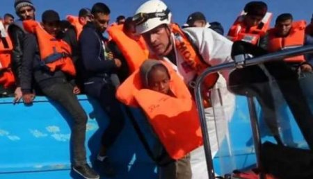 Семнадцать турецких чиновников сбежали на лодке в Грецию, сообщили СМИ