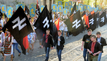 Во Львове флаг бандеровцев впервые подняли наряду со знаменем Украины