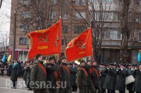 Нацгвардейцы Украины вышли на торжественный парад с запрещенными красными флагами (ФОТО, ВИДЕО)