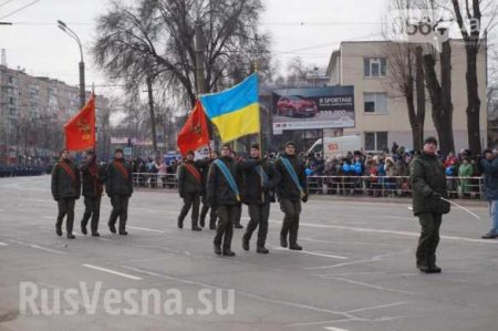 Нацгвардейцы Украины вышли на торжественный парад с запрещенными красными флагами (ФОТО, ВИДЕО)
