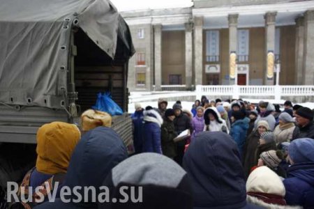 Армия с народом: Военные ДНР доставили помощь в прифронтовое Зайцево (ВИДЕО)