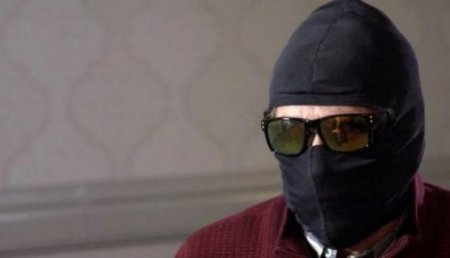 Неуловимый Джо: Родченков дал новое интервью в балаклаве, очках на пол-лица и в тайном месте