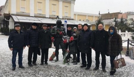 Крымчане несут цветы к памятнику «Вежливым людям»