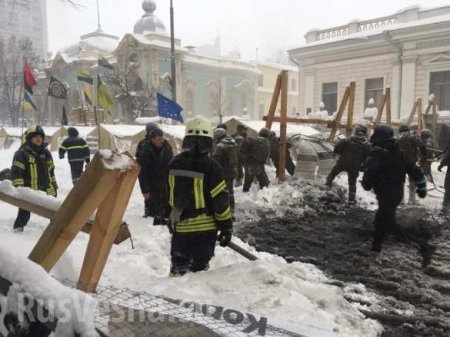 СРОЧНО: Полиция штурмует палаточный городок у Рады, есть раненые (ФОТО, ВИДЕО)