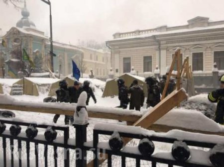 СРОЧНО: Полиция штурмует палаточный городок у Рады, есть раненые (ФОТО, ВИДЕО)