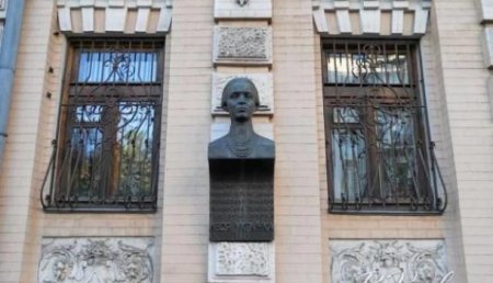 В Киеве украли бюст Леси Украинки c фасада здания музея поэтессы