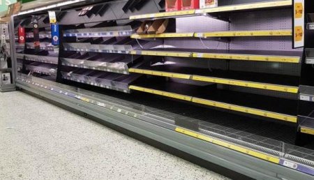 Шторм «Эмма»: Британцы публикуют фото опустевших полок в магазинах