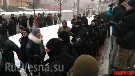 Помешать Порошенко: в центре Киева сторонники Саакашвили прорвались через кордон полиции (ФОТО, ВИДЕО)