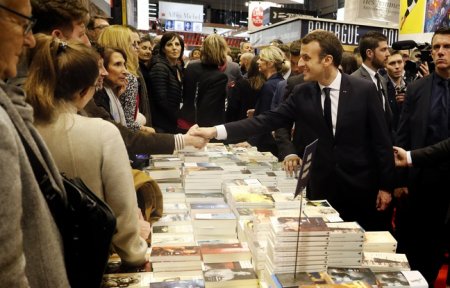 Макрон отказался посетить стенд России на Парижском книжном салоне